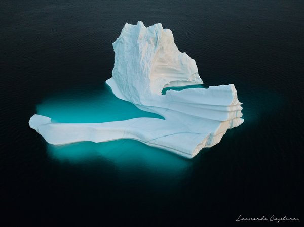 Lonely berg — Greenland landscape, 2025. Photograph by Leonardo Güngen.