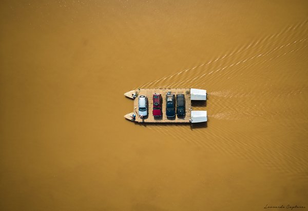 River Crossing — Madagascar landscape, 2026. Photograph by Leonardo Güngen.